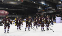 les joueurs se dirigent vers les fans (GS) à la fin du match       9.3.2022 , Genève-Servette - Ajoie  GS-AJOphoto Eric Lafargue