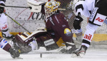 quand THUERKAUF (LUGA) , à droite , perd son “A“ qui tombe sur la glace devant la jambière de DESCLOUX (GS) !!!   18.3.2022 , Genève-Servette - Lugano  GS-LUGAphoto Eric Lafargue