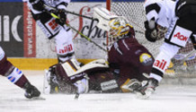 quand THUERKAUF (LUGA) , à droite , perd son “A“ qui tombe sur la glace devant la jambière de DESCLOUX (GS) !!!   18.3.2022 , Genève-Servette - Lugano  GS-LUGAphoto Eric Lafargue