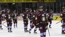 fin du match : déception des joueurs (GS) qui saluent le public     18.3.2022 , Genève-Servette - Lugano  GS-LUGAphoto Eric Lafargue