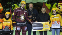 le top scorer TOEMMERNES reçoit une montre de la part du président Philippe BAECHLER et donne un chèque de 17’400.- Frs à Jose FERNANDEZ , vice-prés. (AGFH) (GS) 18.3.2022 , Genève-Servette - Lugano  GS-LUGAphoto Eric Lafargue