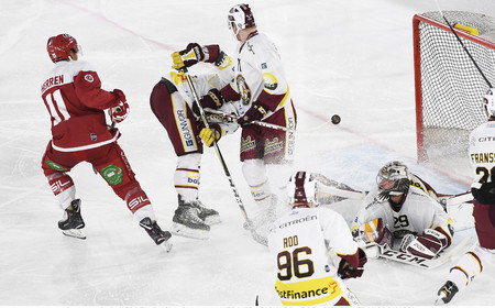 but 5-4 : tir de HERREN (LHC) qui marque - MERCIER - RICHARD - ROD - MAYER - FRANSSON (GS) 10.10.2017 ,  Lausanne - Genève-Servette  LHC-GSphoto Eric Lafargue