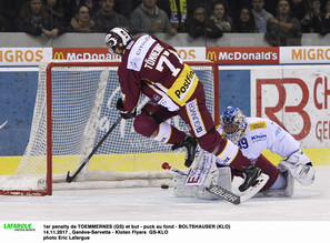 1er penalty de TOEMMERNES (GS) et but - puck au fond - BOLTSHAUSER (KLO)   14.11.2017 , Genève-Servette - Kloten Flyers  GS-KLO photo Eric Lafargue