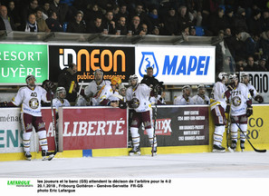 les joueurs et le banc (GS) attendent la décison de l’arbitre pour le 4-2 20.1.2018 , Fribourg Gottéron - Genève-Servette  FR-GS  photo Eric Lafargue