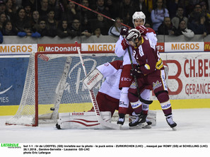 but 1-1 : tir de LOEFFEL (GS) invisible sur la photo - le puck entre - ZURKIRCHEN (LHC)  , masqué par ROMY (GS) et SCHELLING (LHC)  26.1.2018 , Genève-Servette - Lausanne  GS-LHCphoto Eric Lafargue