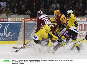 but 1-1 :  FRANSSON (GS)  qui marque malgré RAYMOND - GENONI - HAAS (SCB) - RICHARD (GS) 13.3.2018 , Genève-Servette - Berne  GS-SCBphoto Eric Lafargue