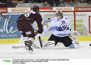 1er but de la saison aux Vernets : 1-0 par ALMOND (GS) qui marque malgré BERRA (FR)22.9.2018 , Genève-Servette - Fribourg Gottéron  GS-FRphoto Eric Lafargue