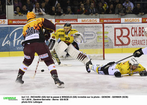 but 1-0 : RICHARD (GS) fait la passe à WINGELS (GS) invisible sur la photo - GENONI - GERBER (SCB)15.1.2019 , Genève-Servette - Berne  GS-SCBphoto Eric Lafargue