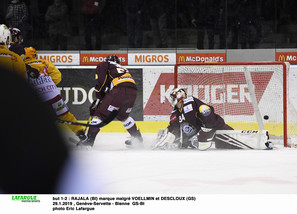 but 1-2 : RAJALA (BI) marque malgré VOELLMIN et DESCLOUX (GS) 29.1.2019 , Genève-Servette - Bienne  GS-BI photo Eric Lafargue