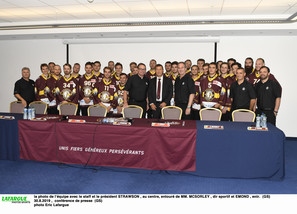 la photo de l’équipe avec le staff et le président STRAWSON , au centre, entouré de MM. MCSORLEY , dir sportif et EMOND , entr.  (GS)  30.8.2019 ,  conférence de presse  (GS)photo Eric Lafargue