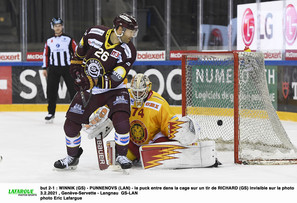 but 2-1 : WINNIK (GS) - PUNNENOVS (LAN) - le puck entre dans la cage sur un tir de RICHARD (GS) invisible sur la photo 3.2.2021 , Genève-Servette - Langnau  GS-LANphoto Eric Lafargue