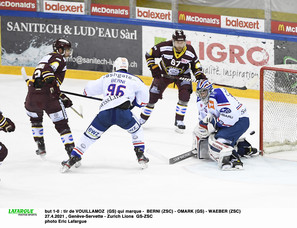 but 1-0 : tir de VOUILLAMOZ  (GS) qui marque _ BERNI (ZSC) - OMARK (GS) - WAEBER (ZSC)   27.4.2021 , Genève-Servette - Zurich Lions  GS-ZSC  photo Eric Lafargue